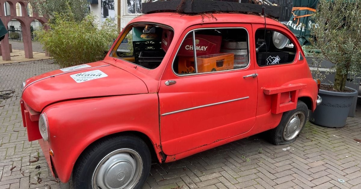 Dit is waarom er een rode auto voor café de Gezelligheid staat: 'Nog ...