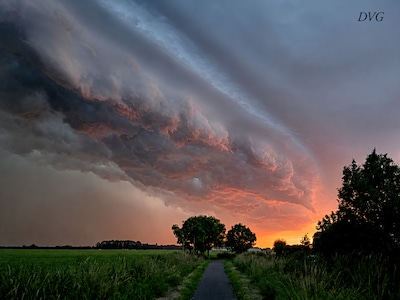 Dennis vangt buitengewoon noodweer boven Woerden in prachtplaat