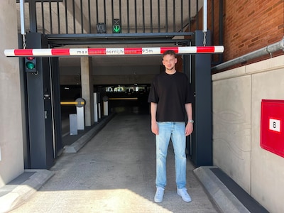 Jacco (2,03m) is misschien wel de langste Apeldoorner: ‘Ik sta vaak de hele vlucht in het gangpad’