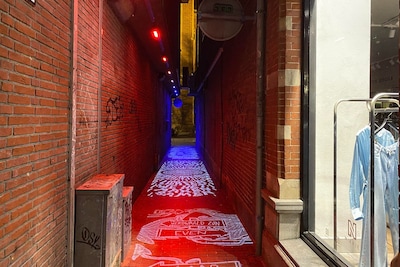 Mysterie: dit is waarom je verlichte teksten ziet in een Zwolse steeg