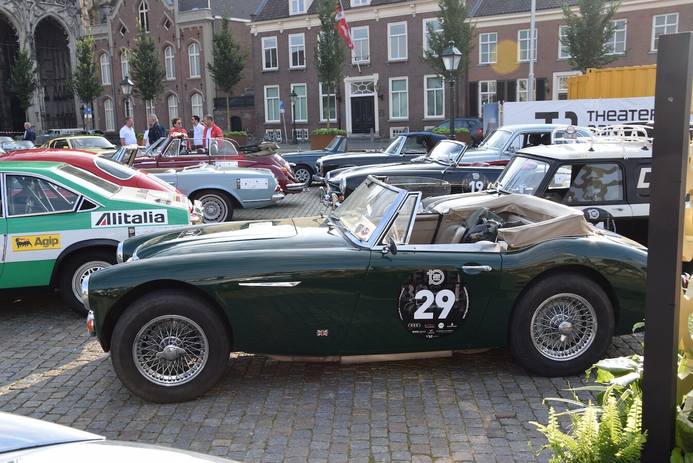 [VIDEO] Vroem! 110 oldtimers rijden door de stad voor de Jeroen Bosch ...