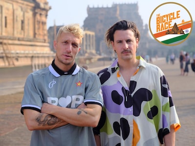 Vanavond op tv: deze bekende Haarlemmer fietst met zijn jeugdvriend door India