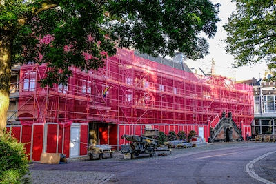 Aha! Daarom staat het stadhuis van Vlaardingen in de steigers