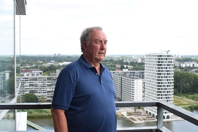 Binnenkijken bij John (71) in Prinsenland: 'Ik zwaaide ooit vanaf hier naar een traumahelikopter'