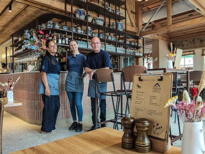 Balken, bloemen en Delftsblauw: restaurant De Oortjeshoeve is open