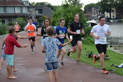 Singelloop Woerden gaat door: extra drankpost en brandweer langs parcours