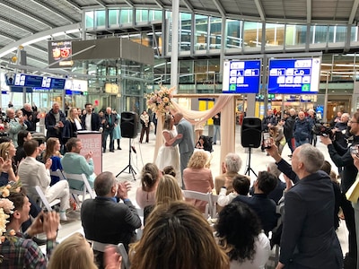 Lara en Mathijs trouwden op Utrecht Centraal: ‘Het voelde zo intiem met alle mensen om ons heen’