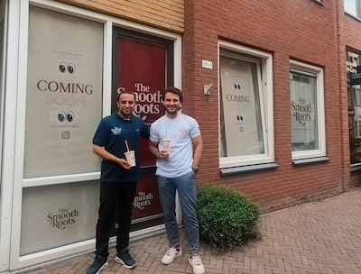 Van vrienden in het azc naar samen een eigen zaak: nieuw smoothiecafé opent in Enschede