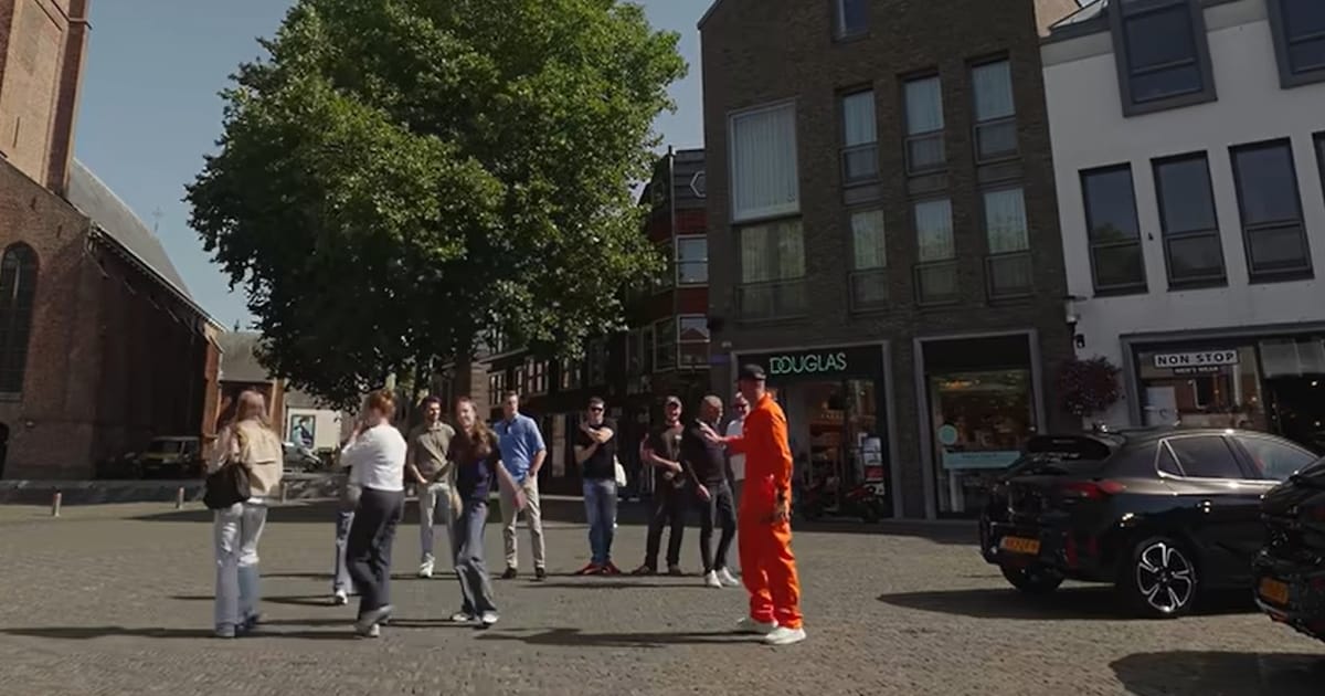 Jachtseizoen in Woerden: Giel rent over het Kerkplein met Thomas en Stefan op zijn hielen