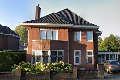 Deze jaren 30-villa in Enschede heeft glas-in-loodramen, een veranda én zes slaapkamers