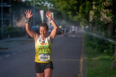 Redacteur Kirsten rende mee met de Singelloop Woerden: ‘Expres onder de tuinsproeiers door’
