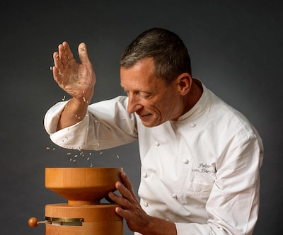 Amersfoortse chef Peter schrijft vuistdik kookboek over granen: ‘Een uit de hand gelopen project’