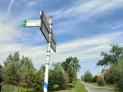 Dit is het verschil tussen de rode en groene wegwijzers voor fietsers in Woerden