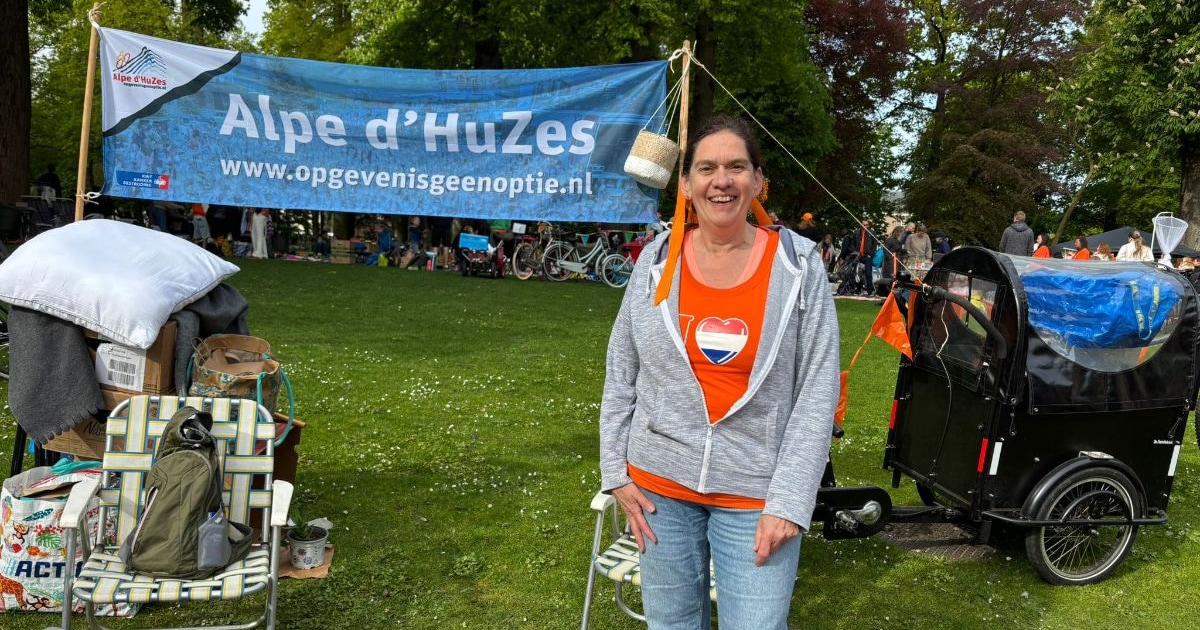 Ellie staat op de vrijmarkt in Valkenberg voor haar overleden broer ...