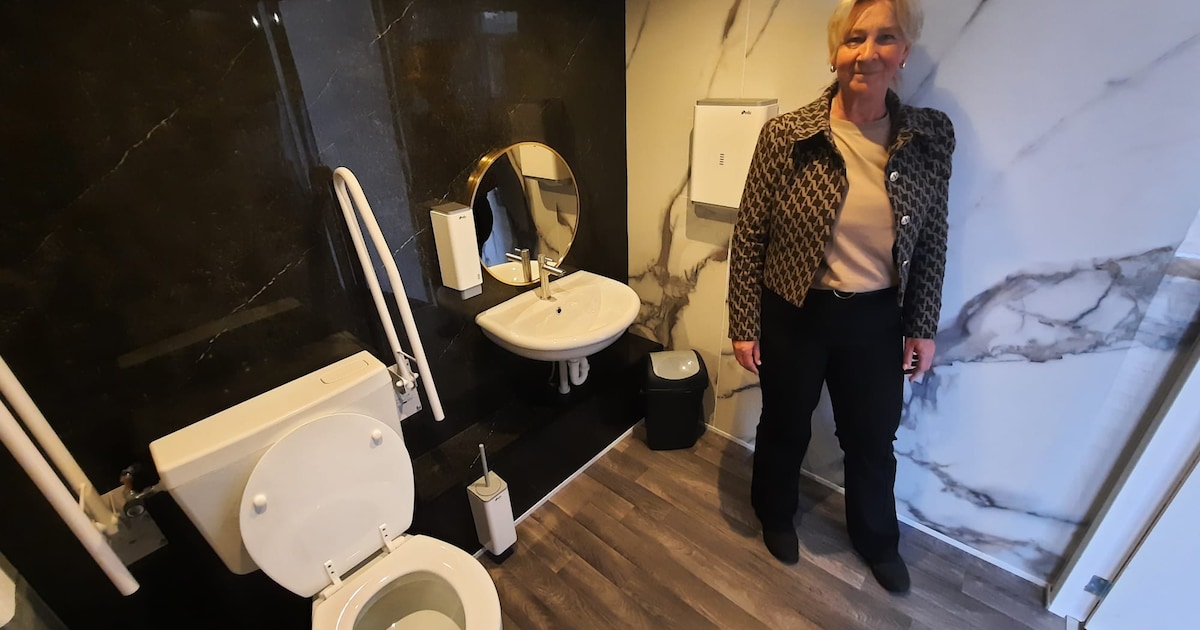 Toiletjuffrouw Renate opent openbare toiletten en kledingwinkel in één