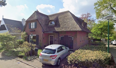 Fundaparel in Veenendaal: deze rietgedekte villa staat nét te koop