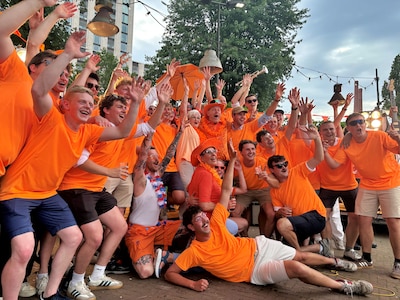 Zien! Orgel Joke en Martijn Fischer bouwen een oranjefeestje in Eindhoven
