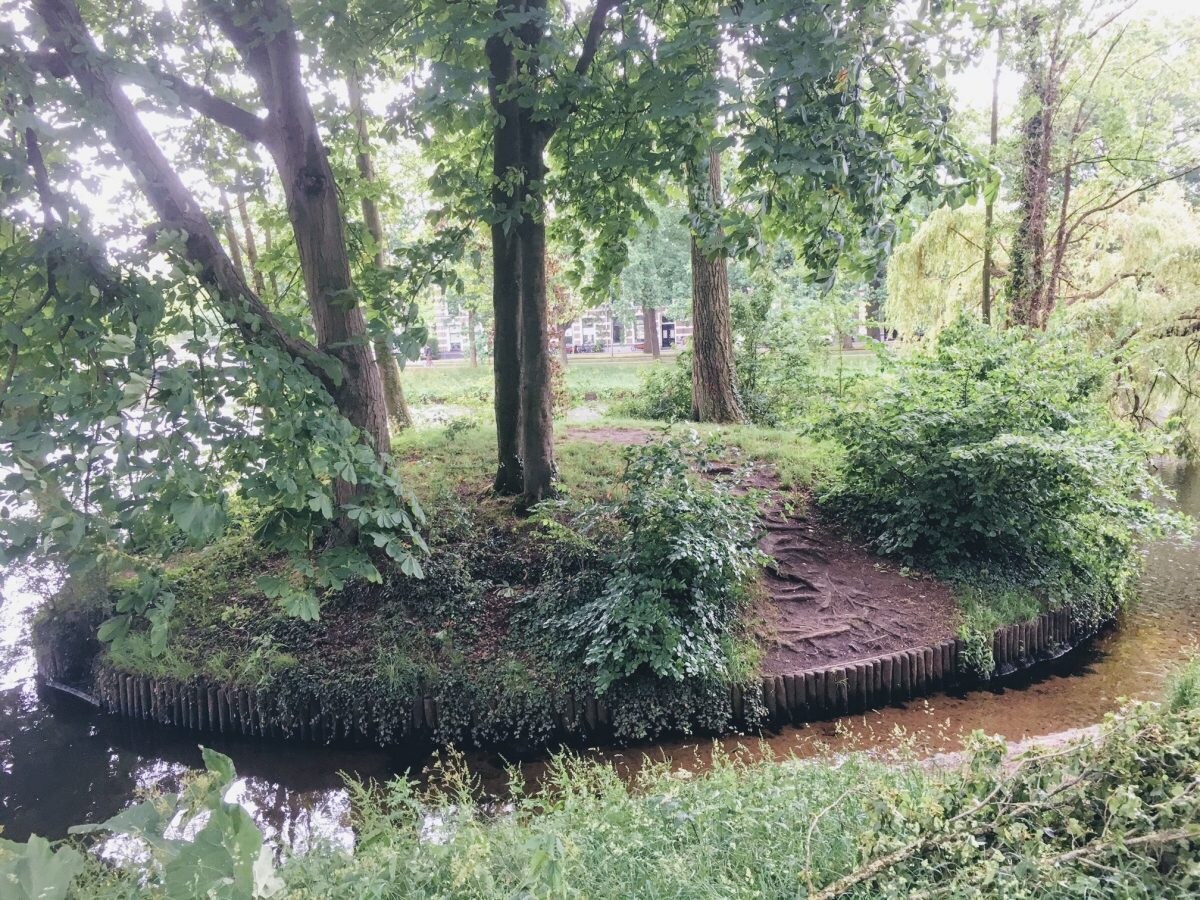 Wat is het verhaal achter dat eilandje naast het Kerkbrugje in Zwolle ...