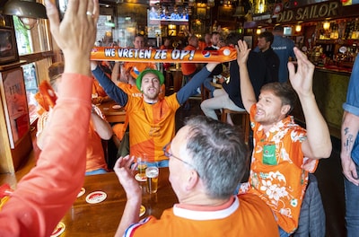Samen voetbal kijken! Kroegen in Almelo mogen langer open tijdens WK