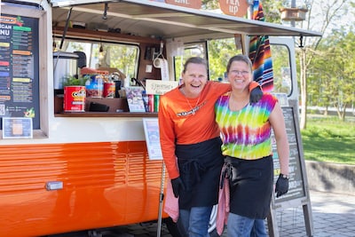 ‘Moeders van de TU’ Simone en Romy runnen een oranje foodtruck op de campus