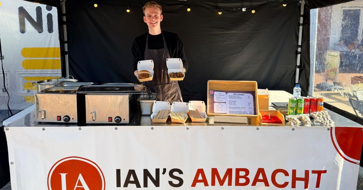 Geen gehaktbal, maar een eigen snack: Ian (23) scoort op de markt met de tukkerschijf