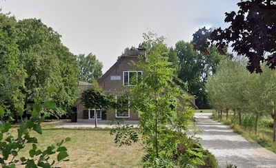 Gezien op Funda: wonen in een oude hooiberg met acht auto’s op de oprit