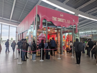 Cola met slagroom erop? Daarom staat er een lange rij voor de knalroze pop-up op Utrecht Centraal