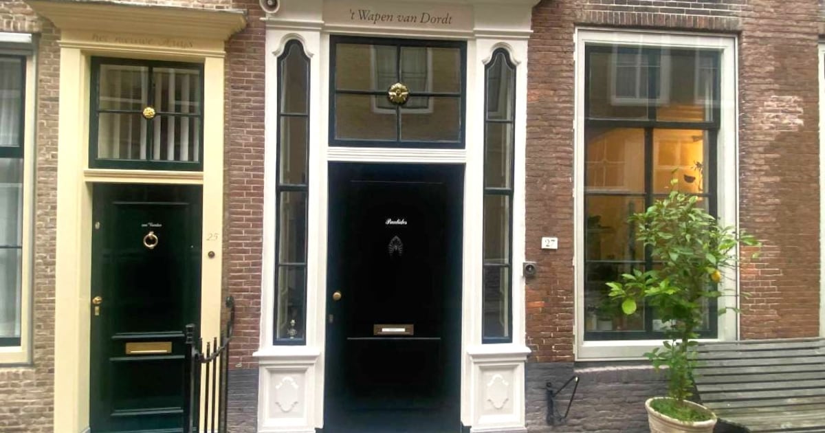 Mysterie opgelost: hiervoor dienen al die raampjes rondom Middelburgse voordeuren
