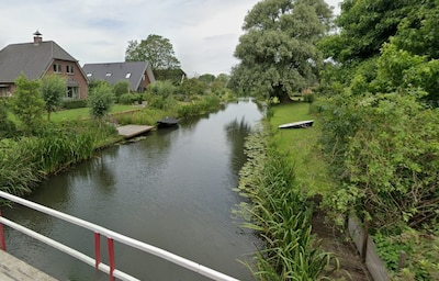 Fundaparel: deze villa in Veenendaal heeft een eigen steiger aan het water en staat nu te koop