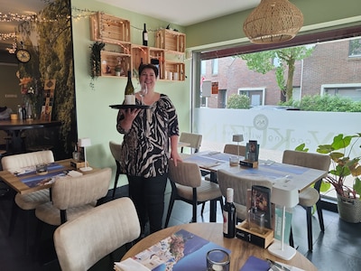 ‘Aan borden smijten doen we niet’: Barbara runt Grieks restaurant My Kuzina