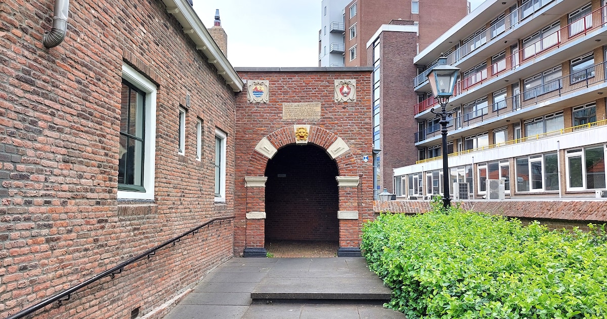 Het verstopte Cornelia Quackshofje: dit zie je als je door de donkere poort stapt