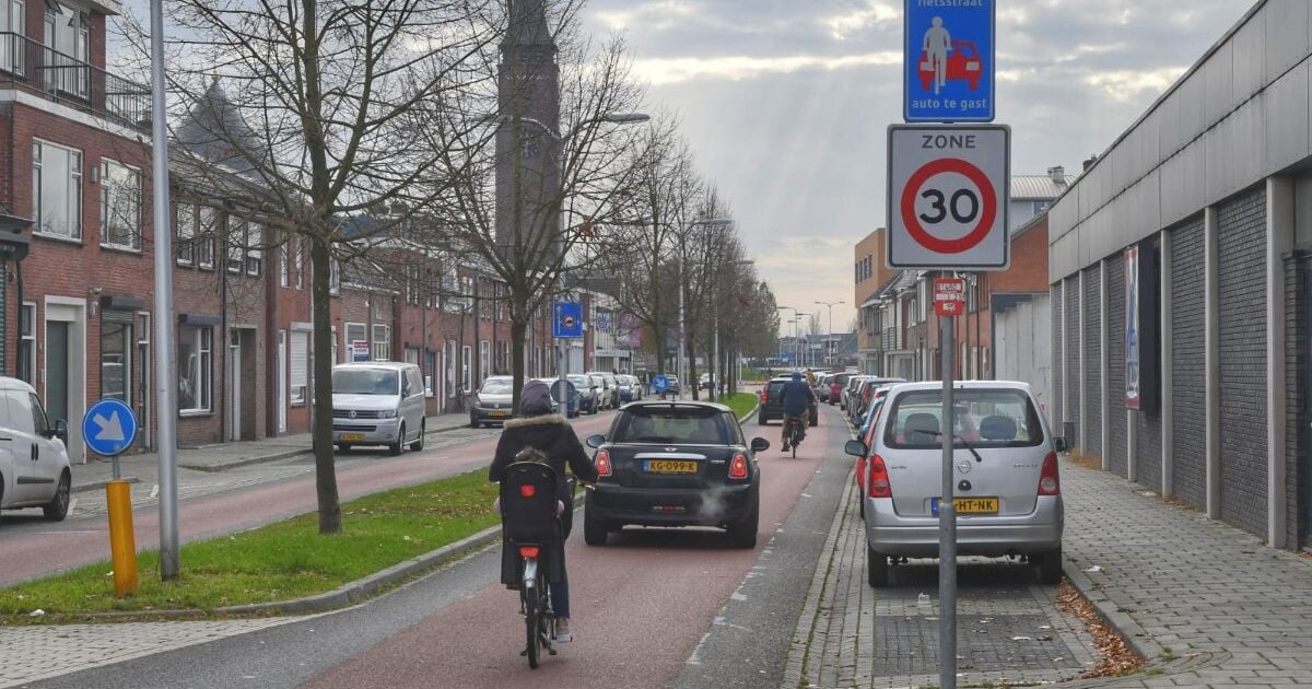 Mag dat: met de auto fietsers inhalen in een fietsstraat? | Regio ...