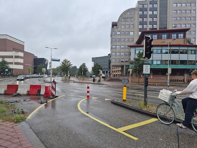 Paars, groen, geel en blauw: dit betekenen de strepen en lijnen op de Deventer wegen