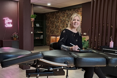 Renate opent ‘spooky’ tattoostudio in mooiste straatje van Almelo