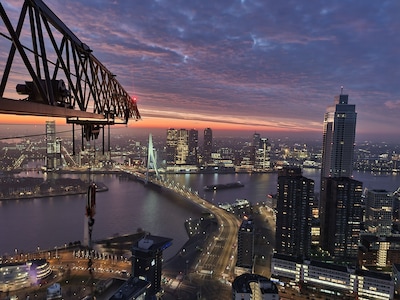 Hebbie hoogtevrees? Kees niet, hij maakt vanaf zijn kraan foto’s van de Rotterdamse skyline