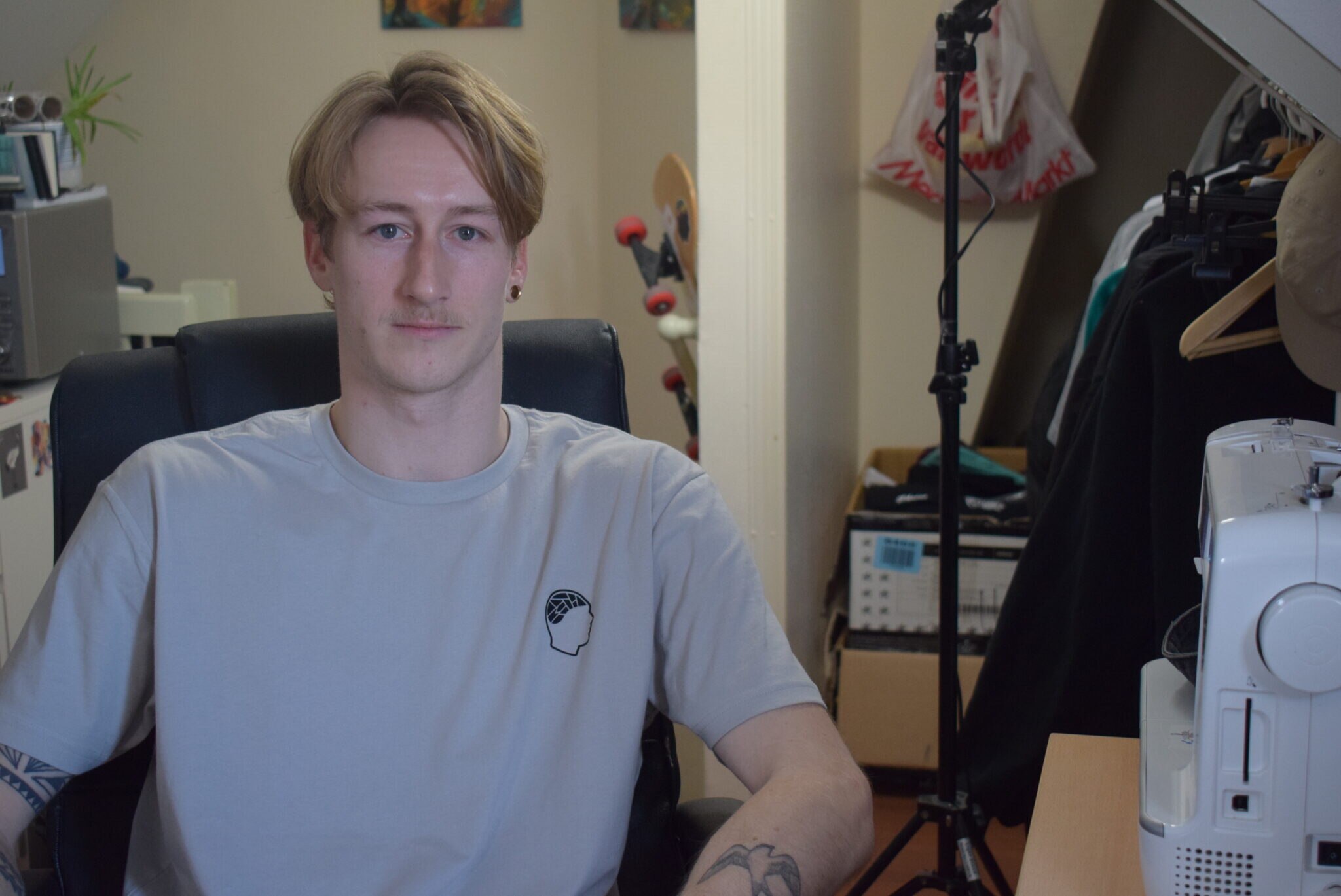 Bram (26) runt een kledinglabel vanuit zijn studentenkamer: 'Ik produceer alles zelf'