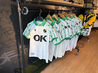 De geel-zwarte vlag hangt uit: NAC Fanshop is open in de Bredase binnenstad