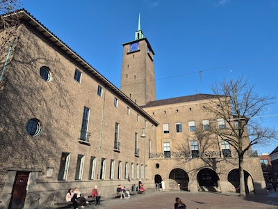 Huh, vrijdag staat er een standbeeld van een ‘gewone’ Enschedeër voor het stadhuis