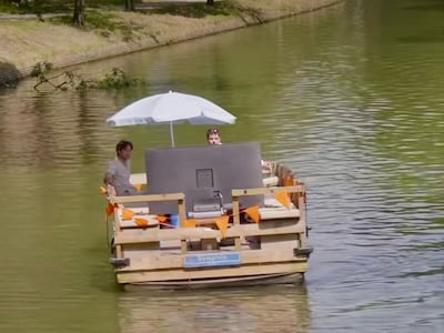 Yves (25) ging viraal dankzij zijn WK-boot mét enorme televisie