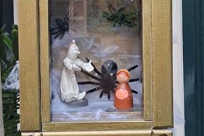 Gouda is klaar voor Halloween: van pompoenen voor de deur tot een griezelige pop voor het raam