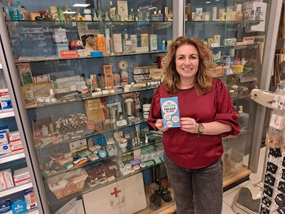 Mandy heeft een museumpje met retrocondooms en drogisterijartikelen in haar winkel