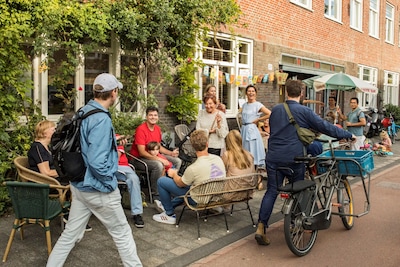 Kletsen met onbekenden: op deze bankjes in Amsterdam kan dat