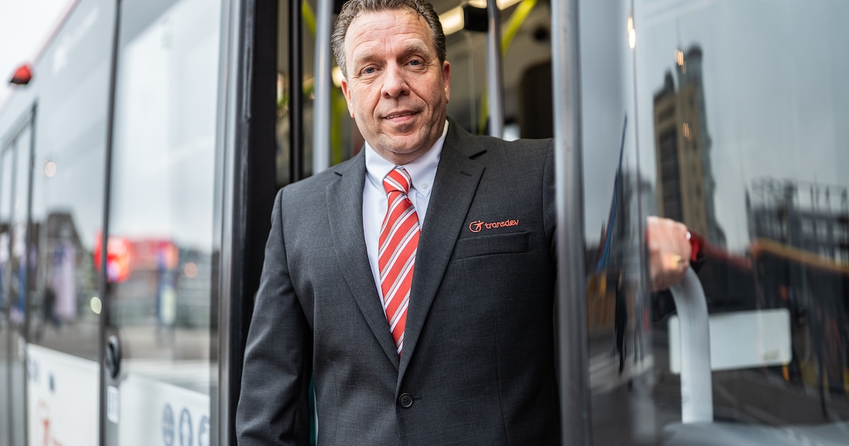 Brenden (57) is al bijna 35 jaar buschauffeur: ‘Ik ga nooit met tegenzin naar mijn werk’