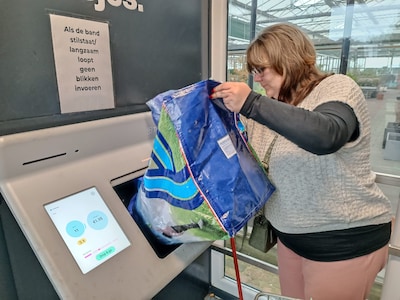 Tas leegkieperen en klaar: Schiedam heeft nu een bulkautomaat voor statiegeld
