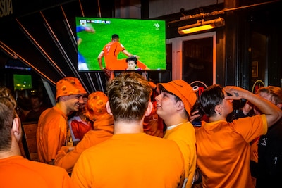 Bij deze Groningse kroegen kijk je Nederland – Tunesië midden in de nacht