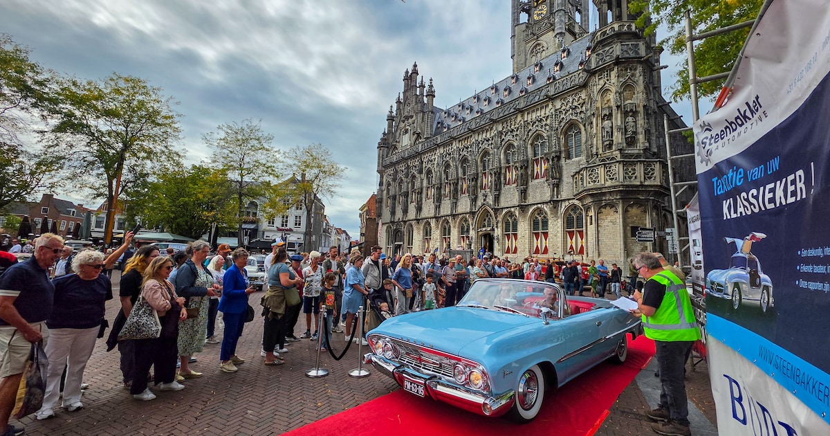 Toet, toet: zo namen tientallen oldtimer’s de Markt over