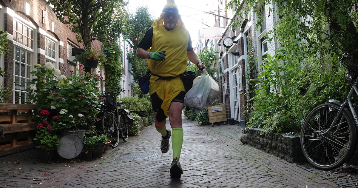 De ‘bananenman’ rent door Deventer: ‘Het zou leuk zijn als je meeloopt’