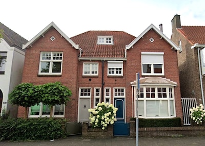 3 x huizen met een opvallende gevel die nu te koop staan in Enschede