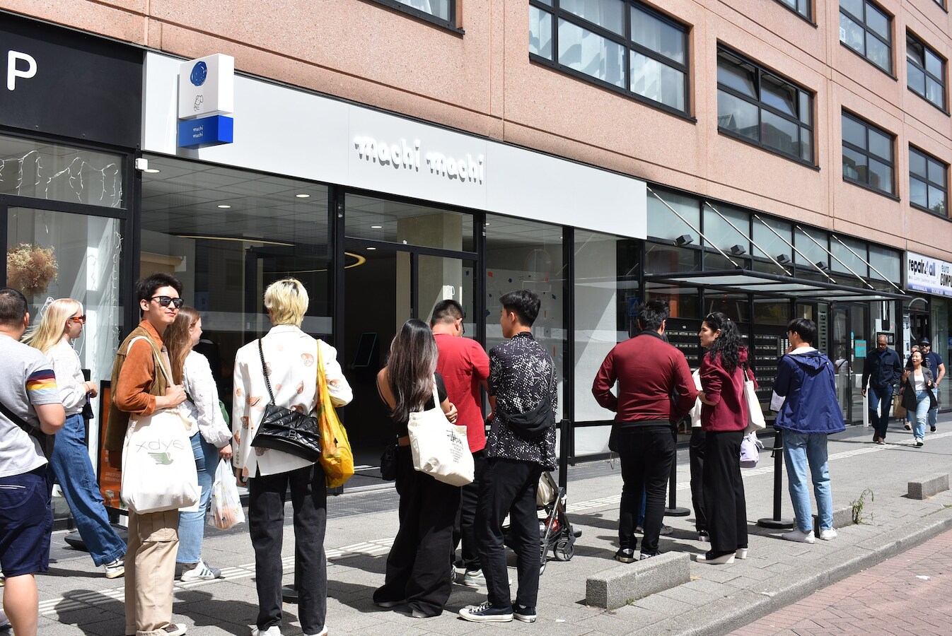 Joyce en Joyce stonden 1,5 uur in de rij voor een bubble tea van deze ...