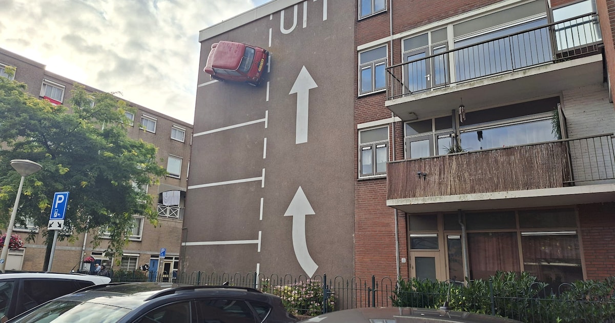 Parkeerprobleem opgelost? Daarom hangt aan deze muur een rode mini